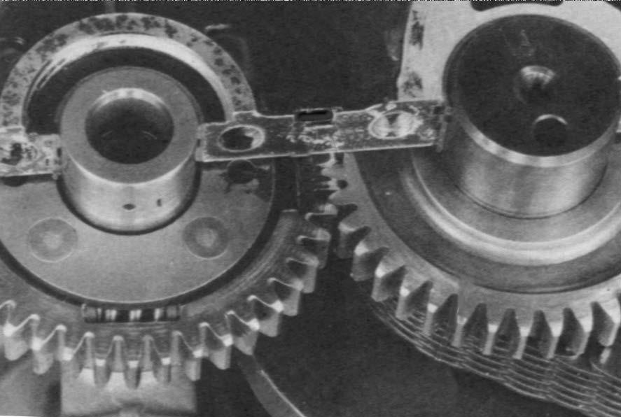 34 Four-Stroke Engine Lower-End Inspection 4 Time the balancers by matching the balancer gear alignment mark with the mark on the crankshaft gear, as shown in the figure.