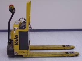 Vertical Handle Operation Hyster W40Z / Yale MPB040 Ability to operate with the handle completely vertical with crawl speed button Raise/lower functions from front of handle only