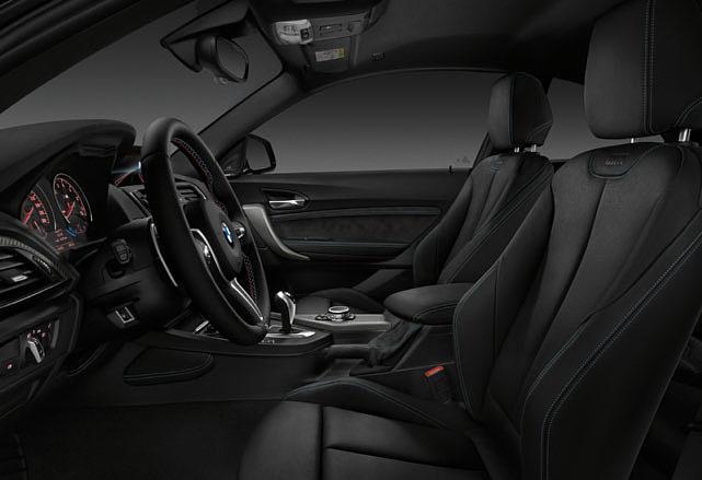 [ 11 ] The centre console features the Driving Experience Control, the M gear lever and an
