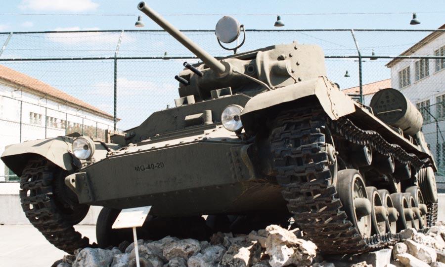 start=320 Valentine front turret and main gun Bovington Tank Museum (UK)