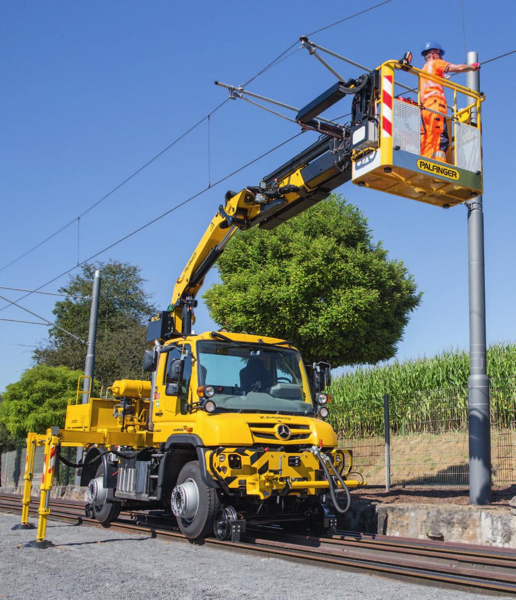 When fitted with corresponding equipment, with the aid of the hydrostatic drive the Unimog can also be controlled precisely from the work platform on inspection runs or when carrying out maintenance