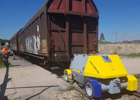 Because it has a batterypowered electric drive, the shunting of wagons in outdoor and also closed storage and production areas is possible.