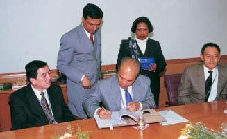 21 November November GAMUDA CORPORATE EVENTS 2001 ACARA KORPORAT GAMUDA 2001 57 6 SPRINT signs agreement with Arab Malaysian Merchant Bank Berhad for RM1.4 billion project financing facilities.