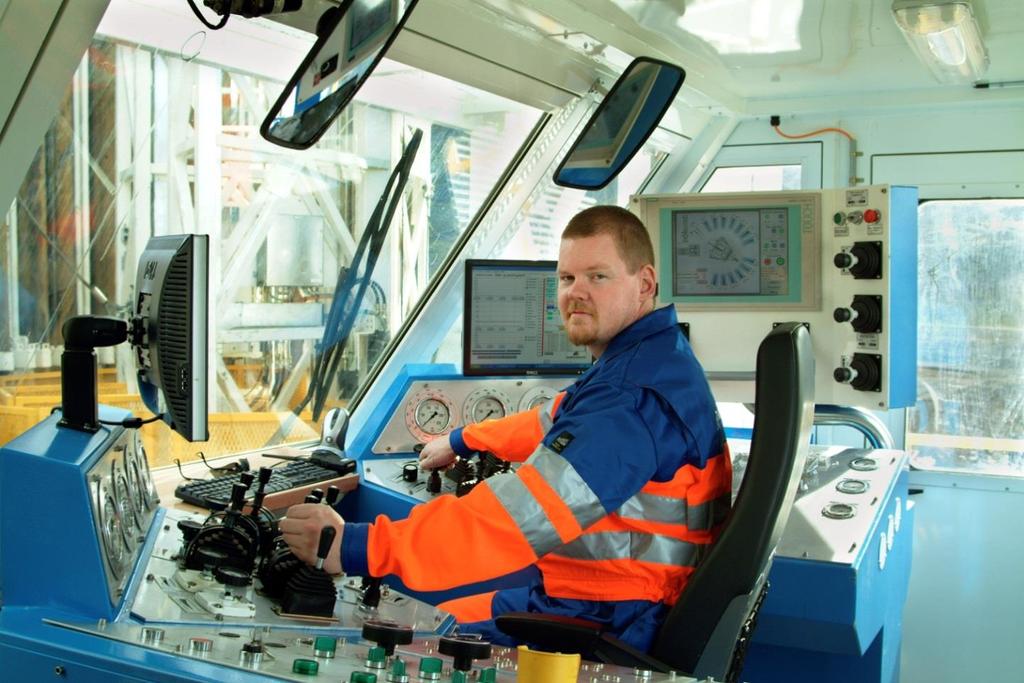 Control cabin HH-300 The control cabin is ergonomically designed to reduce the strain for the driller and to have all the controls within