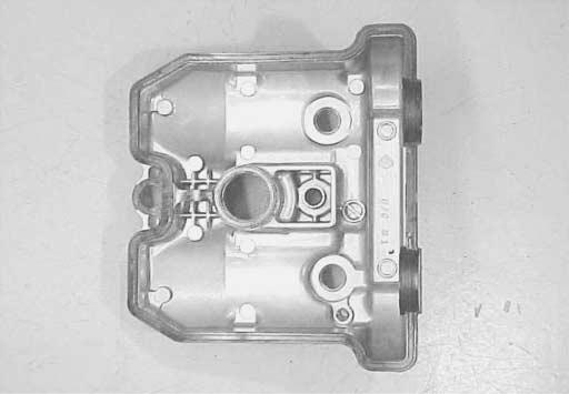 CYLINDER HEAD COVER Thoroughly wipe off oil from the fitting surfaces of the cylinder head and cover.