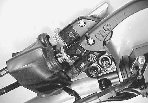 handlebars. (!6-25) Remove the throttle lever case 2.