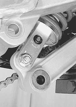 Tighten the swingarm pivot nut to the specified torque. # Swingarm pivot nut: 84 N m (8.4 kgf-m, 61.