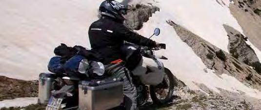 Removing the tank bag from the motorcycle is very simple and a matter of seconds.