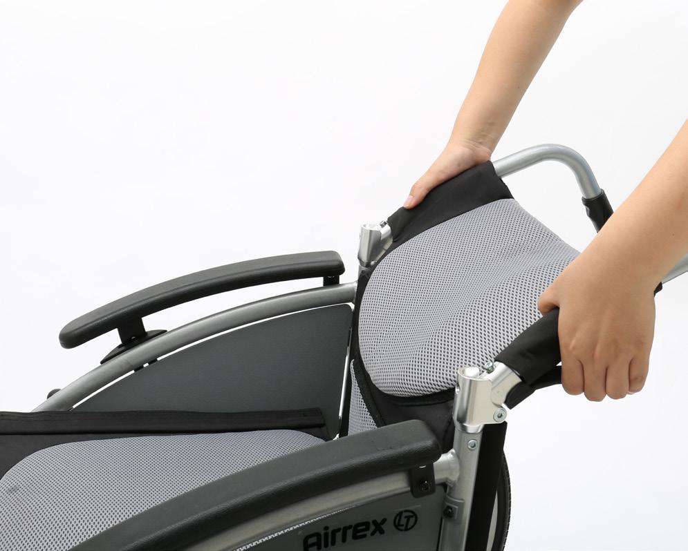 8 Use of the folding backrest The backrest can be folded using the following method for ease of transportation. Stand behind the wheelchair.
