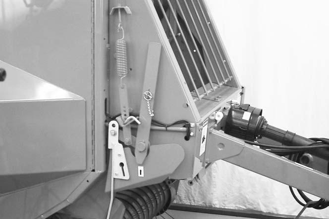 If an optional hydraulic lift kit is installed, the lower limit of the pickup is controlled by the hand crank. To set height, lower the hand crank and hydraulic lift cylinder all the way.