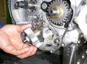 Fit Outer Rotor (Scavenge) Apply oil into oil pump