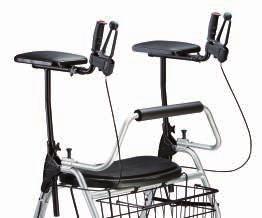 pushing handles Smooth ergonomic brake: locks by pushing down the brake lever With a load-bearing capacity of up to 200 kg, this folding, sturdy rollator with puncture-proof tyres is the perfect