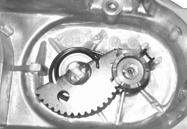 41 thrust washer2 and kick ratchet3 into crankcase cover LH, 2 and ensure spring hook1 align with the relative