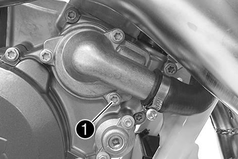 16 COOLING SYSTEM 97 Position the motorcycle upright. Place a suitable container under the water pump cover. (All 125/150 models) Remove screw. Take off radiator cap. Completely drain the coolant.