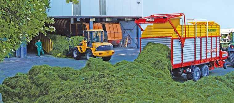Loading Automatic system to help loading Users want a high volume of forage with even proportioning. In EUROPROFI silage trailers, the forage must already be compacted in the feed channel.