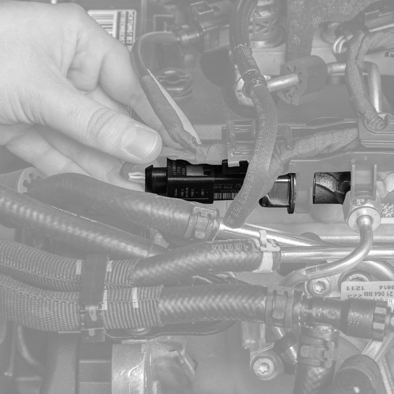 The best way to find the common rail itself is by following the injection lines. These always lead directly from the injection system to the cylinders, i.e. they can be traced back from the engine block.