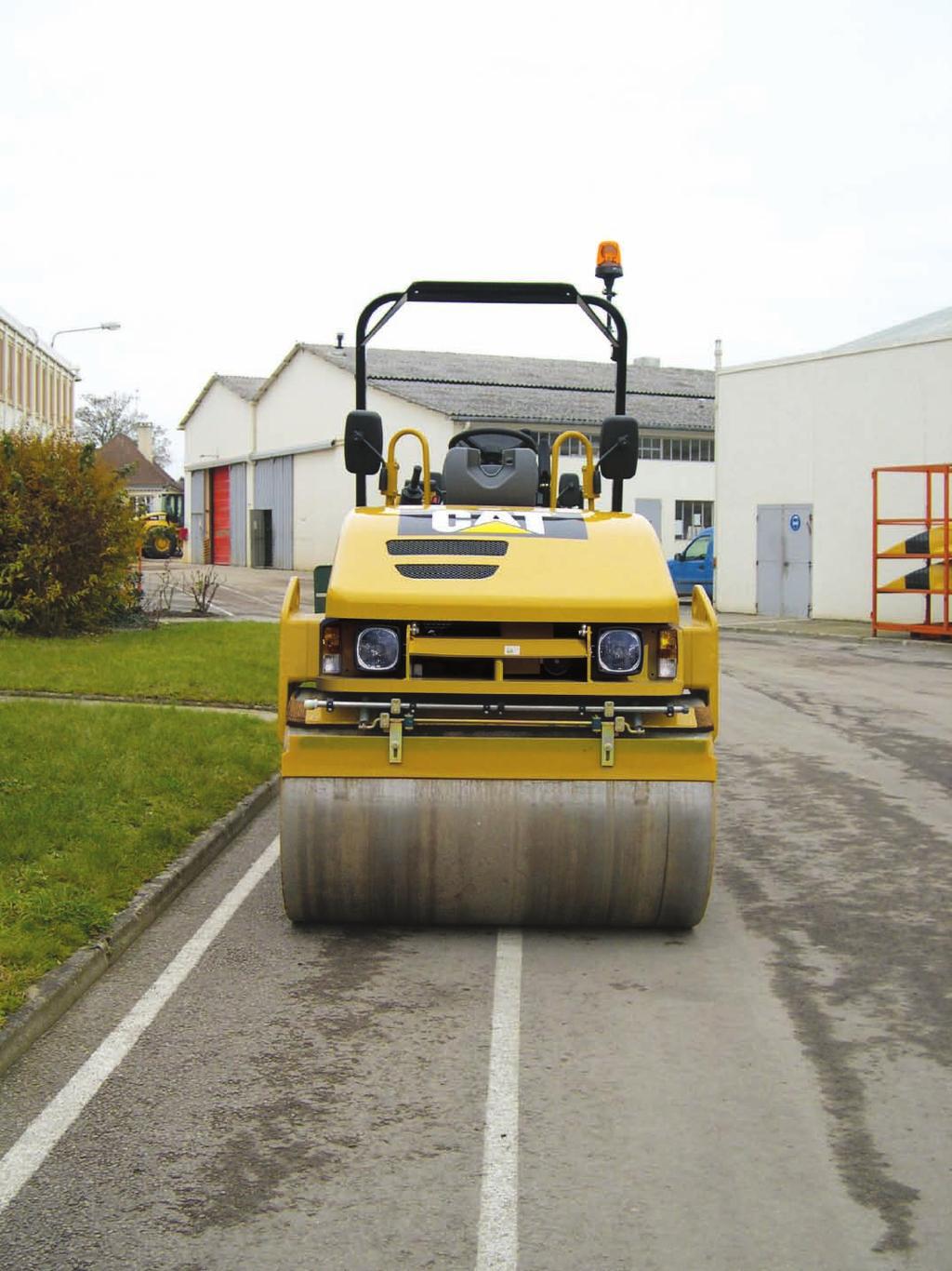 Wider drums, increased amplitude and dual frequency balanced with the amplitude setting makes this machine an excellent choice of machinery on thin asphalt lift mats and larger job sites.