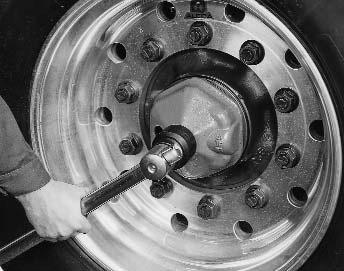 Completely release the wheel brake by turning the adjusting screw on the slack adjuster until cam and brake shoes are in the end position.