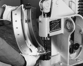 Required riveting force: 25, 000 N Read off the required working pressure on the setting plate of the rivetter and set the pressure at the pressure gauge.