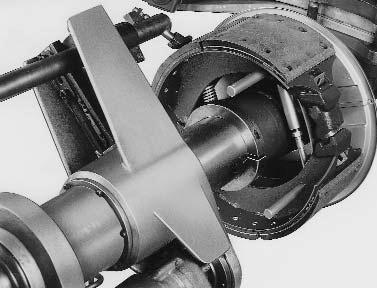 For a uniform contact pattern, the brake lining must therefore be turned down centrally to the stub shaft on a normal workshop brake lining lathe.