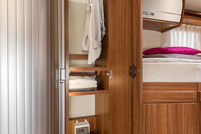 The floor-to-ceiling, 35 cm wide wardrobe of the HYMER ML-T 620 can be divided up with adjustable shelves to suit your own requirements and also has a clothes rail for hanging up your holiday clothes.