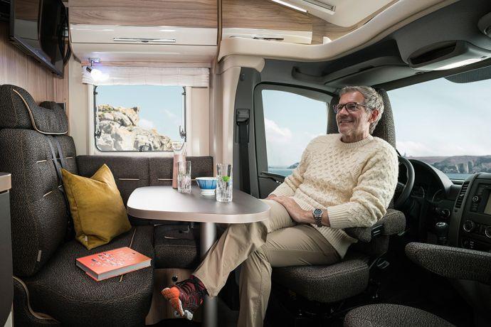 The interior of the motorhome is perfectly coordinated: the dark fabric combination complements the