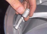 fitted with Hybrid 3 the rim Small Grommet seals ONLY, use a calibrated torque wrench