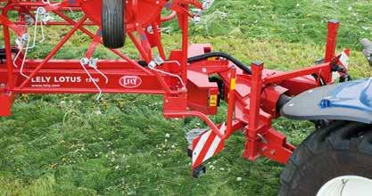 The slimline construction offers ample room for sharp turns, while the tedder is driven smoothly via a wide-angle coupling.
