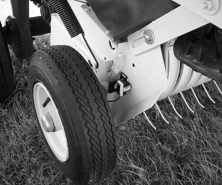 New Holland & Case Round Balers Figure 1 Figure 2 Depending on the type and style of the baler pickup the Hay Indicator will either directly on the baler pickup (Figure 1) or on the side of the head