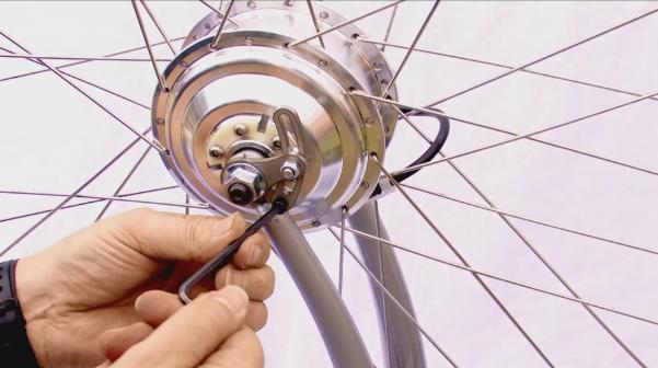 Check and tighten wheel spokes before riding. Should be re-checked every 10