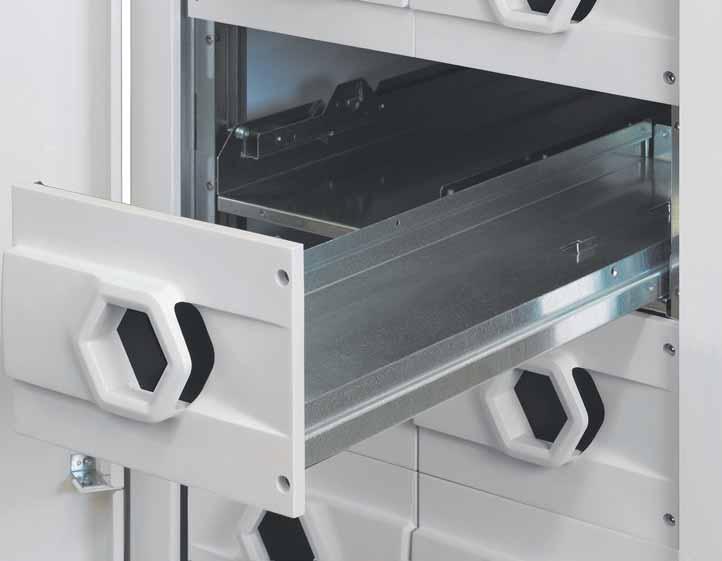 INTERNAL BATTERIES UP TO 125 KW Safe extraction The battery drawers can be easily extracted using the handle on the front.