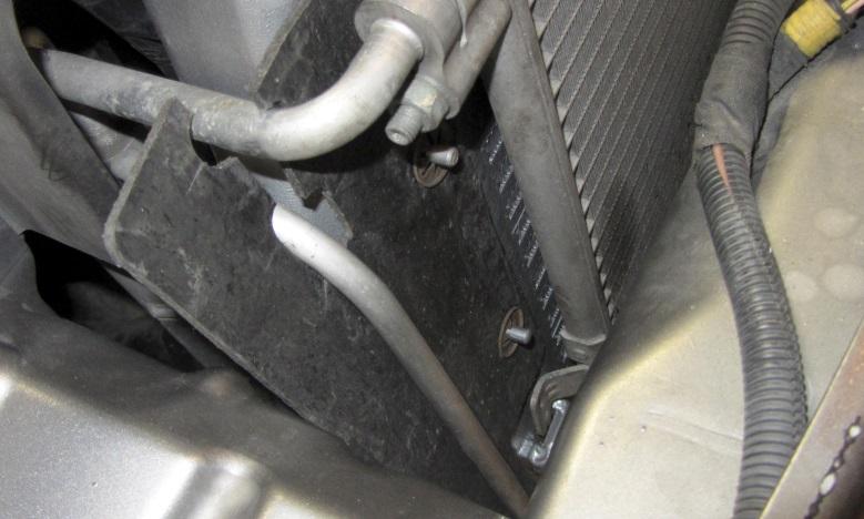 Fasten the AC condenser to the intercooler with the two included M5x16 Torx T25