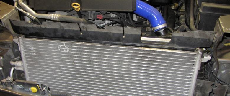 Remove the air guide (1.) from the top of the intercooler by pulling it upwards.