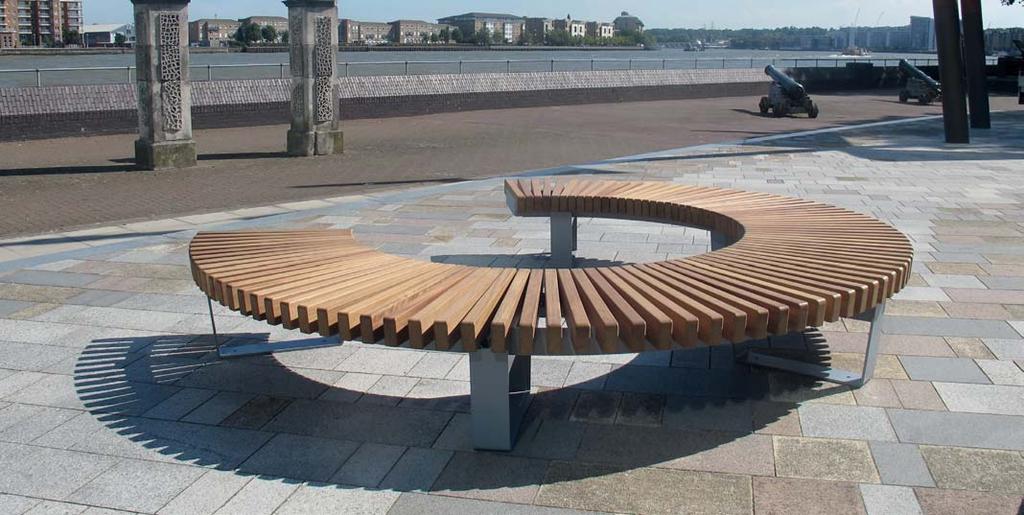 RAILROAD CIRCULAR SEATING RailRoad in the round Curved seating, and circular arrangements in particular, are an increasingly popular choice on many landscape schemes.