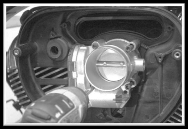 Picture 14 Holding throttle body,