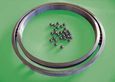 Important notices for all types of bearings Filling of the bearing The Conra-Filling-Metho The picture on the left sie shows how conventional bearings have to be assemble;