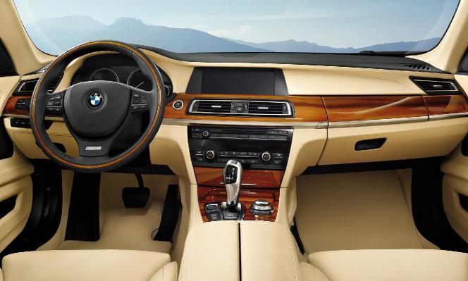 A true highlight is the BMW Individual Merino fine-grain leather, with its exquisite surface structure and soft, supple texture thanks to an extremely gentle treatment process.
