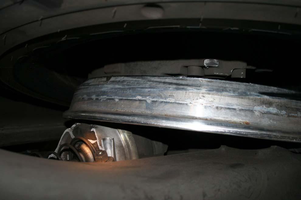 Damaged rim and brake chamber Missing brake pad
