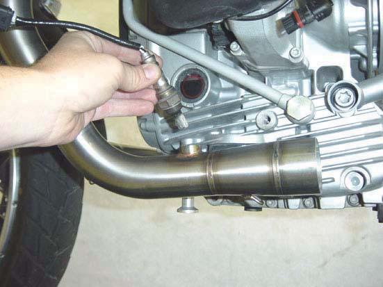 the springs line up with the loops on the header tubes; hand tighten the flanges using Akrapovic nuts (Figure 14, 15).