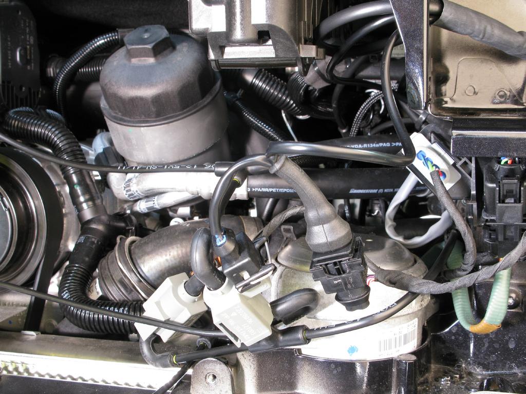 7. Correctly connect the shorter pair of Akrapovič wireless connectors between the stock electromagnetic valve and stock valve s connector, as shown (Figure 8).