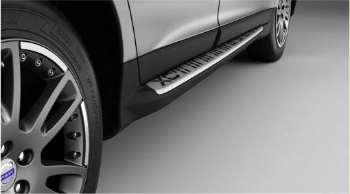 Running Boards The running board consists of an exclusive aluminum plate with antislip rubber that forms a well-designed pattern.