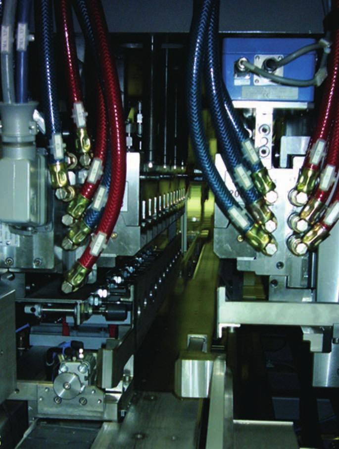 stack mould, consisting of a manifold, a connection piece and heated transfer elements. These special transfer elements make it easy to replace the individual 6-cavity molds.
