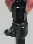 The injector is extracted from the cylinder head with the tensile force of the 12 ton hydraulic cylinder.
