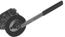 Drive: 1/2" Diameter (pin to pin): 157 mm KL-0284-8 Reaction Wrench KL-0284-8 Suitable for VW Polo, Golf, Passat and Audi A4, etc. For locking the pulley on the servo-pump.