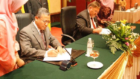 6 th APEC Transportation Ministers' Meeting MALAYSIA GLOBAL ROAD SAFETY PARTNERSHIP (MGRSP) On 29 May 2007, Ministry of Transport Malaysia, signed a MOU with the International Federation of Red Cross