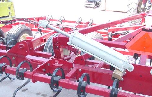 The wheel lift cylinders are rephasing type cylinders and must be fully extended at the end of the field when turning to equalize the oil pressure across the system.