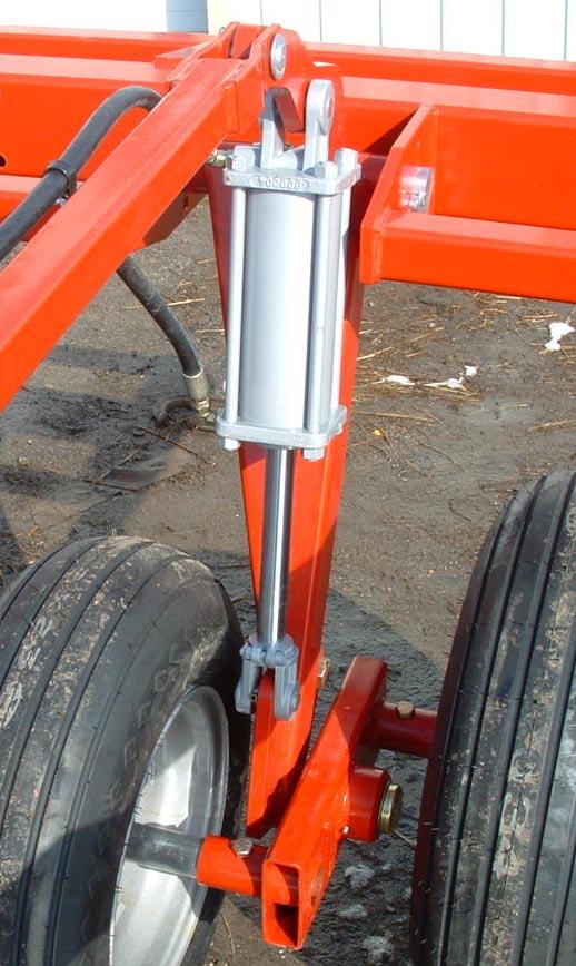 The wing fold cylinders must be charged with oil before attempting to fold the cultivator. Disconnect the cylinder rod clevis from the fold bracket and place a block under the cylinders as shown.