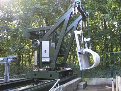 automatic TraSh rack An automatic trash rack facility is employed for removing a buildup of miscellaneous coarse debris in a canal or river by catching it in a grid structure.