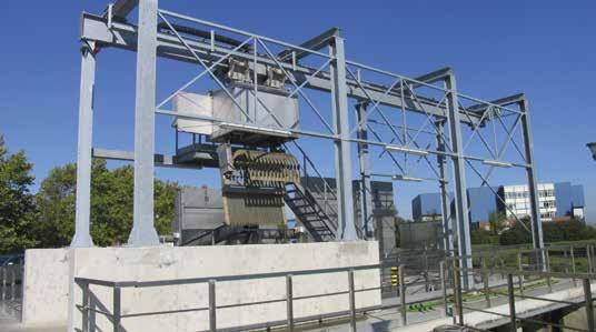 An automatic trash rack facility consists of the following components: Depending on the width of the canal, 1 or more removable grid frames of stainless steel, equipped with vertical grid bars, are