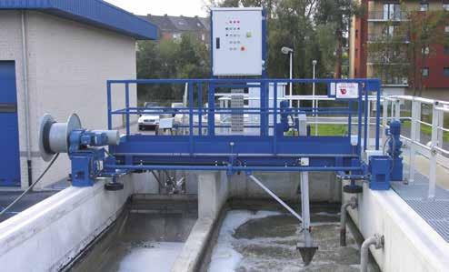 The feeding of the medium in the circular grit and scum remover basin is carried out via a supply channel, in which flow vanes are mounted to ensure an even distribution of the flow.